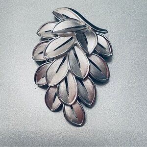 Vintage Crown TRIFARI Silver Tone Leaf Cluster Brooch Pin